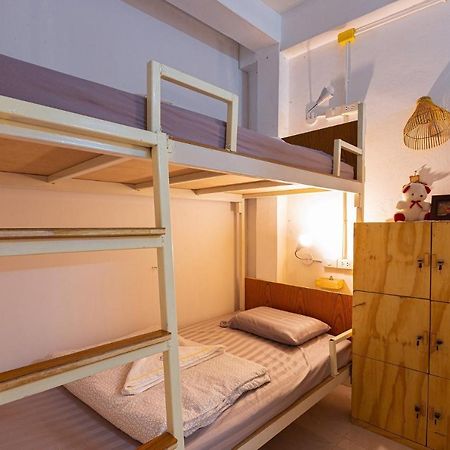 One Of Us House Hostel Bangkok Bagian luar foto
