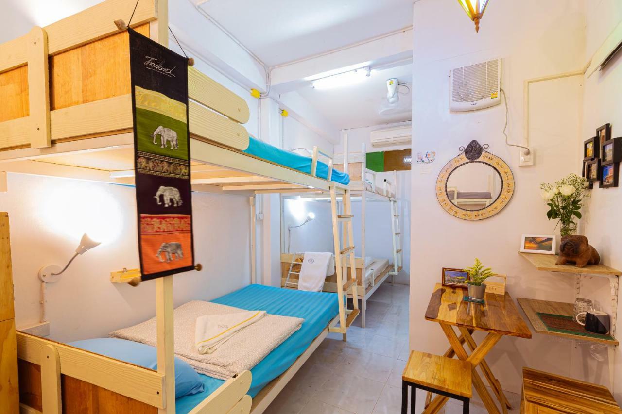 One Of Us House Hostel Bangkok Bagian luar foto