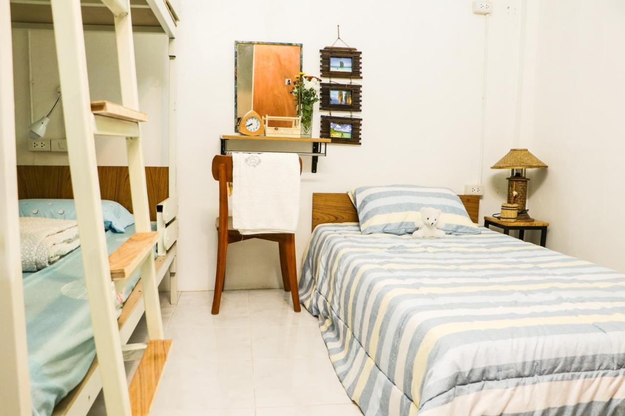 One Of Us House Hostel Bangkok Bagian luar foto